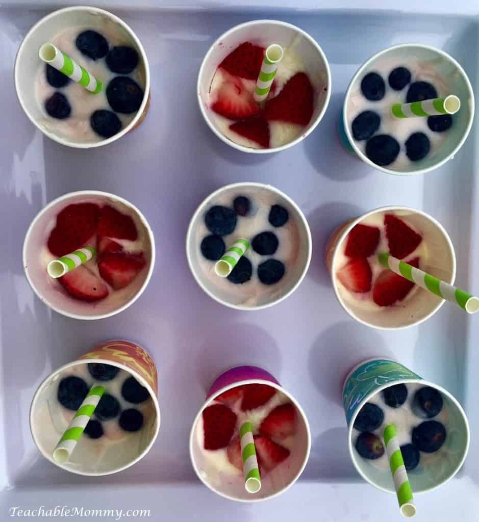 Frozen yogurt popsicles, homemade frozen yogurt popsicles, tasty frozen yogurt popsicles, #stonyfieldblogger, kid friendly desserts