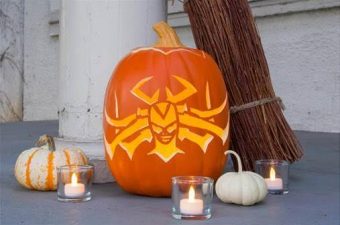 With Hela-ween, or you know Halloween and Thor Ragnarok's premiere coming in less than 2 weeks, I wanted to share these awesome Hela inspired DIY projects